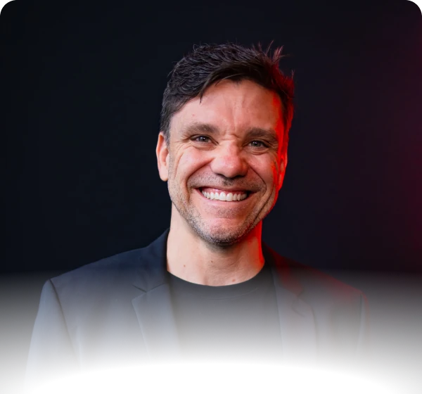 Fotografia de Erico Rocha, referência em marketing digital e lançamentos de produtos digitais, criador da Fórmula de Lançamento e do conceito 6 em 7.